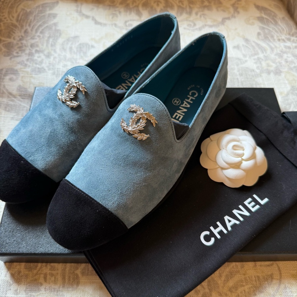 💯 Authentic CHANEL -- Brand New In Box -- Blue & Black Suede Loafers